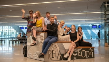 Ławka 'Relaks w Łodzi' na dworcu Łódź Fabryczna. Proj. Studio Izabela Bołoz; ilustracje Kasia Bogucka.