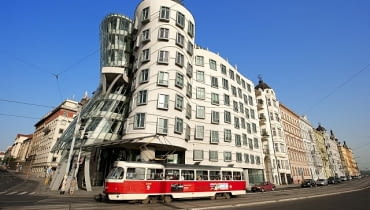 Czeska Praga jest znana z imponującego Starego Miasta, czerwonych dachów i pięknej secesji. Odkryjesz tu jednak nie tylko zabytki przeszłości, ale i nowoczesne realizacje współczesnych architektów, które umiejętnie wpasowują się w charakter miasta. Po obu stronach Wełtawy spotkasz szklane biurowce, minimalistyczne domy mieszkalne, a także ciekawe przykłady modernizmu. Na zdjęciu - tańczący dom proj. Vlado Milunic and Frank Gehry Prague, Czech Republic --- Czech Republic, Prague, historical centre listed as World Heritage by UNESCO, Nove Mesto (the New Town), Nationale Nederlanden building nicknamed the dancing house or Fred and Ginger, architects : Vlado Milunic and Frank Gehry, 1996 --- Image by René Mattes/Hemis/Corbis