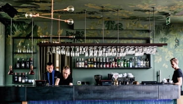 Kolory We wnętrzu restauracji dominują odcienie kojarzące się z morzem i plażą. Kolory We wnętrzu restauracji dominują odcienie kojarzące się z morzem i plażą.