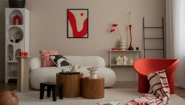 Nowoczesne mieszkanie pełne czerwonych akcentów