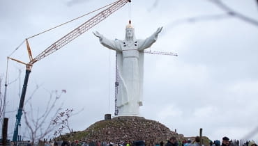 Statua Chrystusa ukończona 06.11.2010 SWIEBODZIN , MONTAZ NAJWIEKSZEGO NA SWIECIE POMNIKA CHRYSTUSA KROLA , GLOWA POSTACI CHRYSTUSA PODNOSZONA PRZEZ PONAD 700-TONOWY DZWIG . FOT. SEBASTIAN RZEPIEL / AGENCJA GAZETA