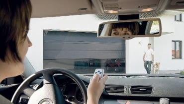 Napęd bramy garażowej można wyposażyć w różne dodatki: pilot, fotokomórka, zasilanie awaryjne, włącznik zewnętrzny lub wewnętrzny, zewnętrzny mechanizm odblokowujący, sprzęgło bezpieczeństwa, listwa bezpieczeństwa, blokada dociskowa czy zewnętrzny reflektor. Napęd bramy garażowej można wyposażyć w różne dodatki: pilot, fotokomórka, zasilanie awaryjne, włącznik zewnętrzny lub wewnętrzny, zewnętrzny mechanizm odblokowujący, sprzęgło bezpieczeństwa, listwa bezpieczeństwa, blokada dociskowa czy zewnętrzny reflektor.