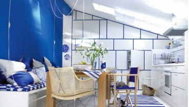 Bogata paleta. Puśćcie wodze fantazji i połączcie różne odcienie: morski, kobaltowy, lazurowy. 5Helle Kueche mit Essecke und Sitzbank im Dachgeschoss