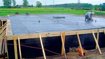 Doprowadzenie mediów warto dokładnie wcześniej przemyśleć, by nie trzeba było kuć otworów w zaizolowanych fundamentach lub robić dodatkowych wykopów. Doprowadzenie mediów warto dokładnie wcześniej przemyśleć, by nie trzeba było kuć otworów w zaizolowanych fundamentach lub robić dodatkowych wykopów.