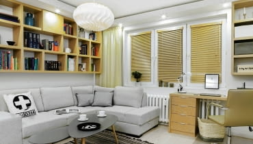 Wnętrze 1: W zabudowie ukryto również grzejniki. Osłonki zostały zrobione z rozstawionych dość szeroko listewek, między którymi może swobodnie krążyć powietrze. Salon