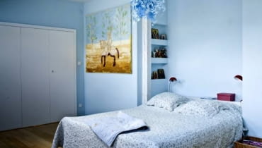 Niebiesko-biała kolorystyka, nieliczne, ale umiejętnie dobrane ozdoby, dobrze wykorzystana przestrzeń - tak zaaranżowane wnętrze zapewnia pełny relaks. WNETRZA - SYPIALNIA