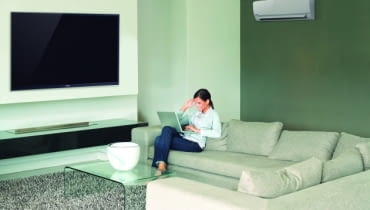 Do domów najbardziej są polecane klimatyzatory typu split. Składają się one z dwóch części - jednostki wewnętrznej oraz zewnętrznej. Ich montaż najlepiej przewidzieć w nowo budowanym domu, ale w już użytkowanym jest również możliwy. Do domów najbardziej są polecane klimatyzatory typu split. Składają się one z dwóch części - jednostki wewnętrznej oraz zewnętrznej. Ich montaż najlepiej przewidzieć w nowo budowanym domu, ale w już użytkowanym jest również możliwy.