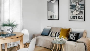 Okrągły stół jest lepszy do małych wnętrz niż prostokątny. Stół w tym salonie jest rozkładany. mały salon w bloku, aranżacje