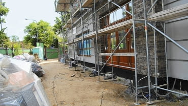 Przed założeniem ogrodu działka była zupełnie pusta. Zanim posadzono rośliny, konieczne było nawiezienie warstwy żyznej ziemi. Przed założeniem ogrodu działka była zupełnie pusta. Zanim posadzono rośliny, konieczne było nawiezienie warstwy żyznej ziemi.