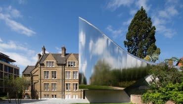 Investcorp Building, Oxford University's Middle East Centre w St Antony's College, Oxford, Wielka brytania, proj. Zaha Hadid Architects, nominacja w kategorii budynki zrealizowane, szkolnictwo wyższe i nauka. Zaproponowana przez Zahę Hadid bryła to odważna i dynamiczna forma o charakterystycznych dla projektantki miękkich liniach i śmiałych rozwiązaniach. Elewacje zostały zaprojektowane z wykorzystaniem paneli nierdzewnej stali odbijającej światło i silnie kontrastujących nową formę z zastanymi i objętymi ochroną historycznymi zabudowaniami kompleksu uniwersyteckiego. Investcorp Building, Oxford University's Middle East Centre w St Antony's College, Oxford, Wielka brytania, proj. Zaha Hadid Architects, nominacja w kategorii budynki zrealizowane, szkolnictwo wyższe i nauka. Zaproponowana przez Zahę Hadid bryła to odważna i dynamiczna forma o charakterystycznych dla projektantki miękkich liniach i śmiałych rozwiązaniach. Elewacje zostały zaprojektowane z wykorzystaniem paneli nierdzewnej stali odbijającej światło i silnie kontrastujących nową formę z zastanymi i objętymi ochroną historycznymi zabudowaniami kompleksu uniwersyteckiego.