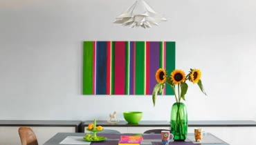 Obraz-pasiak ma tak dynamiczny wzór i żywą kolorystykę, że stał się bardzo wyrazistym akcentem w oszczędnie urządzonym wnętrzu, wręcz tworzy jego klimat. Obraz-pasiak ma tak dynamiczny wzór i żywą kolorystykę, że stał się bardzo wyrazistym akcentem w oszczędnie urządzonym wnętrzu, wręcz tworzy jego klimat.