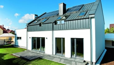 Dom energooszczędny powinien mieć prostą, zwartą bryłę, z dużymi przeszkleniami zorientowanymi na południe Dom energooszczędny powinien mieć prostą, zwartą bryłę, z dużymi przeszkleniami zorientowanymi na południe