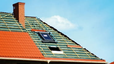 Folie dachowe (membrany) z jednej strony chronią wełnę przed zawilgoceniem, a z drugiej nie blokują przepływu pary wodnej napływającej z wnętrza i pozwalają jej wydostać się na zewnątrz wstępne krycie dachu, dach