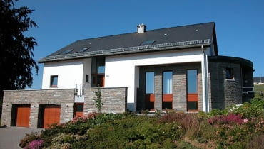 Decydujący wpływ na funkcjonowanie domowego gospodarstwa domowego ma wiele czynników: usytuowanie na działce, strony świata, sąsiedztwo, funkcjonalne rozplanowanie powierzchni użytkowych, ale także szczegóły takie jak śmietnik, szambo czy studnia. Decydujący wpływ na funkcjonowanie domowego gospodarstwa domowego ma wiele czynników: usytuowanie na działce, strony świata, sąsiedztwo, funkcjonalne rozplanowanie powierzchni użytkowych, ale także szczegóły takie jak śmietnik, szambo czy studnia.