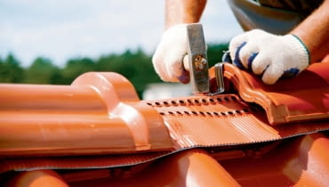 Taśma kalenicowa uszczelnia styk połaci i umożliwia wylot powietrza Taśma kalenicowa uszczelnia styk połaci i umożliwia wylot powietrza