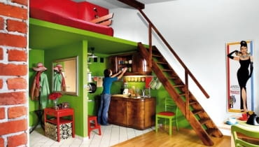 Projekt 1. Antresola znajduje się nad przedpokojem i kuchnią. Prowadzą na nią proste schody z malowanego dębu, do złudzenia przypominającego drewno, z którego jest zrobiony stary kuchenny kredens.