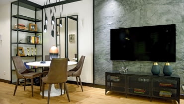 Inwestorzy marzyli o przytulnym wnętrzu, z odrobiną loftowego charakteru. Pokój dzienny z jadalnią został zaprojektowany jako spójna stylistycznie całość. Salon z jadalnią w industrialnym stylu