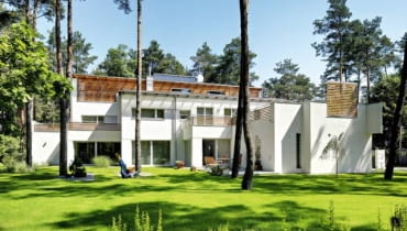 Przeszklenia, wielkości niemal całej ściany, znajdują się w jadalni i w pokoju dziennym oraz na piętrach wzdłuż 'ciepłej' południowej elewacji budynku Przeszklenia, wielkości niemal całej ściany, znajdują się w jadalni i w pokoju dziennym oraz na piętrach wzdłuż 'ciepłej' południowej elewacji budynku