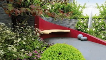 Ta ławka jest zarazem fragmentem murku oporowego umacniającego skarpę. Wzrok przyciąga forma i mocny kolor oparcia. OGROD , DREWNIANE SIEDZISKO , LAWKA FOT. LILIANNA SOKOLOWSKA PUBLIKACJA KWIETNIK NR 6 (186) - 6 2010 SLOWA KLUCZOWE: OGROD ARCHITEKTURA XNO ZDJĘCIE DO WKŁADKI: PUBLIKACJA KWIETNIK NR 6 (186) - CZASOPISMA