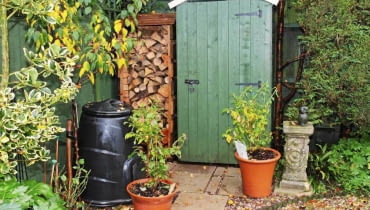 W kaciku gospodarczym warto mieć składzik na narzędzia, skład drewna opałowego i kompostownik.