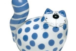 Jeśli lubisz psy/koty, a z powodu alergii/częstych delegacji/niechęci partnera nie możesz ich mieć, ile chcesz - umil sobie życie kocim breloczkiem lub psią solniczką. Tylko pogłaskać będzie troche trudno. <BR /> KOT I PIES. Solniczka z ręcznie malowanej porcelany, 85 zł, modernform.pl