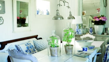 POD PRZYKRYCIEM. Zwykłe doniczki nabiorą charakteru, gdy nakryjesz je szklanymi kloszami. Mogą nimi być butle wykorzystywane do robienia domowego wina. Odetnij diamentem ich denka... i gotowe! POD PRZYKRYCIEM. Zwykłe doniczki nabiorą charakteru, gdy nakryjesz je szklanymi kloszami. Mogą nimi być butle wykorzystywane do robienia domowego wina. Odetnij diamentem ich denka... i gotowe!