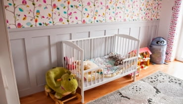 Pokój dwuipółletniej dziewczynki w stylu angielskim.