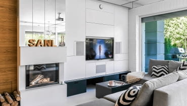 salon z kominkiem, kominek, aranżacja salonu, nowoczesny salon