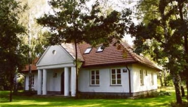 Stylowy dom, pozornie tylko wyglądający jak zabytek. W rzeczywistości powstał we współczesnej pracowni architektonicznej Stylowy dom, pozornie tylko wyglądający jak zabytek. W rzeczywistości powstał we współczesnej pracowni architektonicznej