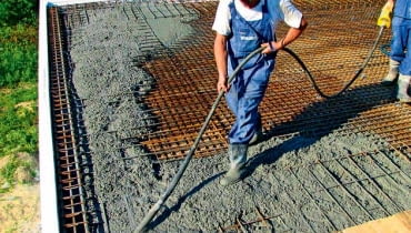 Wylewanie betonu na stropie Wylewanie betonu