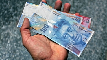 18.07.2011 KRAKOW , FRANK SZWAJCARSKI , BANKNOTY 20 I 100 FRANKOWE . FOT. JAKUB OCIEPA / AGENCJA GAZETA