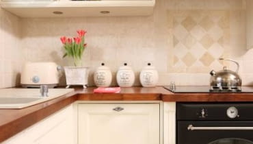 Dzięki ażurowym przewiewnym drzwiczkom w szafkach jest sucho, co ma szczególne znaczenie w przypadku przechowywania artykułów spożywczych. WNETRZA KUCHNIA