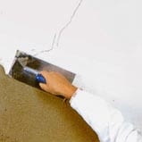 Rysy niegroźne dla budynku, czyli takie, które nie są rysami konstrukcyjnymi, szpachluje się specjalną zaprawą kontaktową. Fachowcy zazwyczaj zalecają, by w warstwie takiej zaprawy zatopić siatkę z włókna szklanego. DO JEDNORAZOWEJ PUBLIKACJI