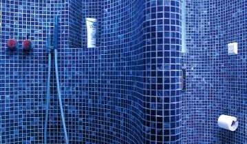 Falisty kształt ma nie tylko dostawiona przegroda. Pozostałe ściany również zostały zaokrąglone - motyw fali powtarza się więc w całym pomieszczeniu.