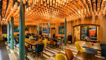 Restauracja Bombaj Masala - widok na salę główną i pokój dla dzieci. Proj. A8 ARCHITEKTURA Piotr Lewandowski Restauracja Bombaj Masala - widok na salę główną i pokój dla dzieci. Proj. A8 ARCHITEKTURA Piotr Lewandowski