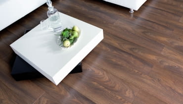 Impression 4V/Classen Klasa ścieralności: AC5 klasa użyteczności: 33 dekor: dąb Alicante struktura synchroniczna wymiary: 1286 x 160 mm, grubość 10 mm powłoka antystatyczna, pokryte substancją Isowaxx chroniącą przed wilgocią Cena: 66,90 zł/m2, www.classen.pl