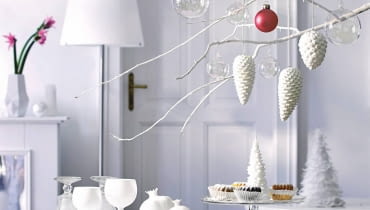 BIAŁE DEKORACJE? Bez problemu zrobimy je sami: szyszki i owoce o ciekawym kształcie (gruszki, granaty itp.) zanurzamy w farbie akrylowej - będą wyglądały jak z porcelany. Kieliszki malujemy matową farbą do szkła. Na gałązkach dla urozmaicenia zawieśmy jedną ozdobę w mocnym kolorze (np. czerwonym), która przełamie wszechobecną biel.