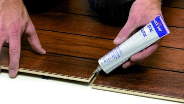 Pojedynczy panel można wyciąć i w jego miejsce wkleić nowy. naprawa paneli