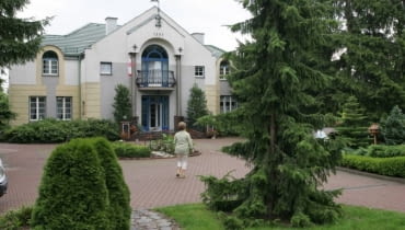 Rezydencja Lecha Wałęsy 01.08.2005 GDANSK , OGROD PANSTWA WALESOW , NA ZDJECIU PODJAZD DOMDLA CZASOPISMA OGRODYFOT. ARKADIUSZ SCICHOCKI / AGENCJA GAZETAPUBLIKACJA OGRODY NR 10 (78) - 10.2005