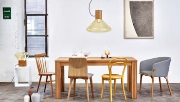 Rodzina Ton. Przy jednym stole (od lewej) krzesła: Ironica klasyk lat 60., Malmö 313 utrzymane w skandynawskim stylu, No 14 słynny wzór thonetowski, fotel Split zaprojektowany przez Arika Levy'ego - zdobywca Red Dot w 2016 r. Rodzina Ton. Przy jednym stole (od lewej) krzesła: Ironica klasyk lat 60., Malmö 313 utrzymane w skandynawskim stylu, No 14 słynny wzór thonetowski, fotel Split zaprojektowany przez Arika Levy'ego - zdobywca Red Dot w 2016 r.