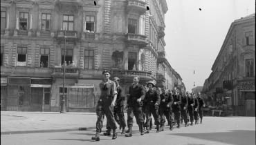 Sylwester „Kris” Braun, Kolumna powstańców z pierwszego plutonu Oddziału Osłonowego Wojskowych Zakładów Wydawniczych maszerująca ulicą Chmielną, połowa sierpnia 1944 Sylwester „Kris” Braun, Kolumna powstańców z pierwszego plutonu Oddziału Osłonowego Wojskowych Zakładów Wydawniczych maszerująca ulicą Chmielną, połowa sierpnia 1944