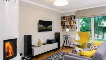 Promienie słońca padające bezpośrednio na ekran mogą powodować, że obraz będzie mniej wyraźny. Ekran nie powinien więc się znajdować naprzeciwko okna. WNETRZA , POKOJ - SALON , KOMINEK , MEBLE , RTV , OSWIETLENIE - LEFLEKTOREK PROJEKT WNETRZA ANITA BIENIEK - SZYMANSKA / ANTRACYT STYLIZACJA I FOT. MONIKA FILIPIUK - OBALEK PUBLIKACJA CZTERY KATY NR 7 (286) - 7 2015 SLOWA KLUCZOWE: WNETRZE MEBEL KOMINEK RTV OSWIETLENIE ZDJĘCIE DO WKŁADKI: PUBLIKACJA CZTERY KATY NR 7 (286) - CZASOPISMA