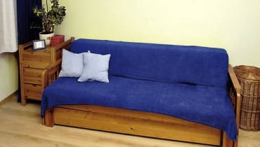 PRZED ZMIANĄ. Spory, mniej więcej dwudziestometrowy pokój dzienny nie został do końca umeblowany. Ze sprzętów wypoczynkowych była tu właściwie tylko nieduża wersalka. W rezultacie gospodarze nie mieli zbyt dobrych warunków do relaksu. Brakowało również miejsca, gdzie mogliby przyjąć gości. PRZED ZMIANĄ. Spory, mniej więcej dwudziestometrowy pokój dzienny nie został do końca umeblowany. Ze sprzętów wypoczynkowych była tu właściwie tylko nieduża wersalka. W rezultacie gospodarze nie mieli zbyt dobrych warunków do relaksu. Brakowało również miejsca, gdzie mogliby przyjąć gości.