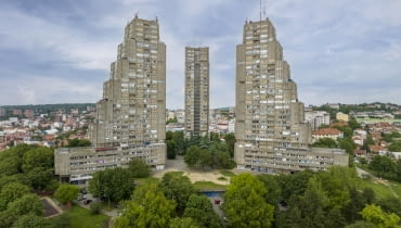 Wschodnia Brama, Nowy Belgrad (Serbia, dawna Jugosławia), proj. Dragoljub Mićović, Vera Ćirković, Milutin Jerotijević, 1973–1976 Wschodnia Brama, Nowy Belgrad (Serbia, dawna Jugosławia), proj. Dragoljub Mićović, Vera Ćirković, Milutin Jerotijević, 1973–1976