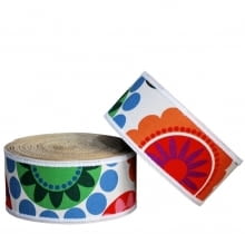 Ekologiczny i recyclingowy pomysł na umeblowanie mieszkania - meble z tektury falistej. <BR /> MEBLE Z TEKTURY. Ekologiczna pufa polskiej marki Kartooni. Dzięki użyciu twardego kartonu pufa jest lekka i wytrzymała. Swoim kształtem i mobilnością znakomicie pobudza dziecięcą wyobraźnię, a żywymi kolorami wprawia w dobry nastrój zarówno domowników, jak i gości. 120 zł, ecomateria.pl