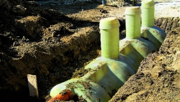 Osadnik wstępny należy umieścić nie mniej niż 15 m od najbliższej studni, 2 m od granicy działki i drogi oraz 1,5 m od rur gazowych i wodnych Osadnik wstępny należy umieścić nie mniej niż 15 m od najbliższej studni, 2 m od granicy działki i drogi oraz 1,5 m od rur gazowych i wodnych