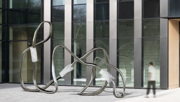 "Harmonia kontrastów" - rzeźba Macieja Rembielińskiego stanie przed kompleksem LIXA "Harmonia kontrastów" - rzeźba Macieja Rembielińskiego stanie przed kompleksem LIXA