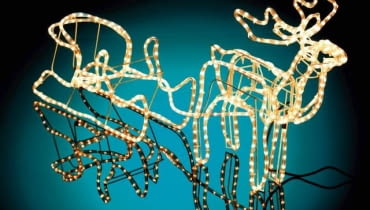 <b> ŚWIĄTECZNY WYSTRÓJ: WSZĘDZIE ŚWIATEŁKA. Na choince i na stole, w oknie i na drzewie w ogrodzie. Blask lampek nie zastąpi prawdziwych gwiazd na niebie, ale pięknie rozjaśni dom i najbliższe otoczenie. </b> <BR /> Renifer, wys. 60 cm, diody LED, 199 zł, Jysk <b> ŚWIĄTECZNY WYSTRÓJ: WSZĘDZIE ŚWIATEŁKA. Na choince i na stole, w oknie i na drzewie w ogrodzie. Blask lampek nie zastąpi prawdziwych gwiazd na niebie, ale pięknie rozjaśni dom i najbliższe otoczenie. </b> <BR /> Renifer, wys. 60 cm, diody LED, 199 zł, Jysk