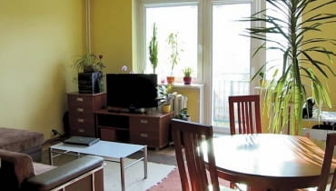 PRZED ZMIANĄ. Pokój wydawał się jeszcze mniejszy, niż był w rzeczywistości. To wrażenie wywoływały ciemne masywne meble niedostosowane do wielkości wnętrza.