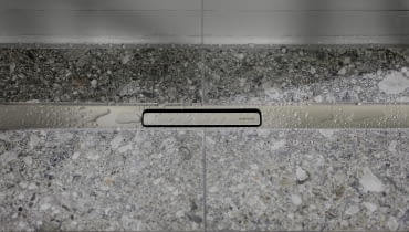 Nowy odpływ liniowy dostępny jest w kolorze czarnym z odporną na zarysowania powłoką PVD oraz zabezpieczeniem przed odciskami palców, a także w wykończeniu ze szczotkowanej stali nierdzewnej.
